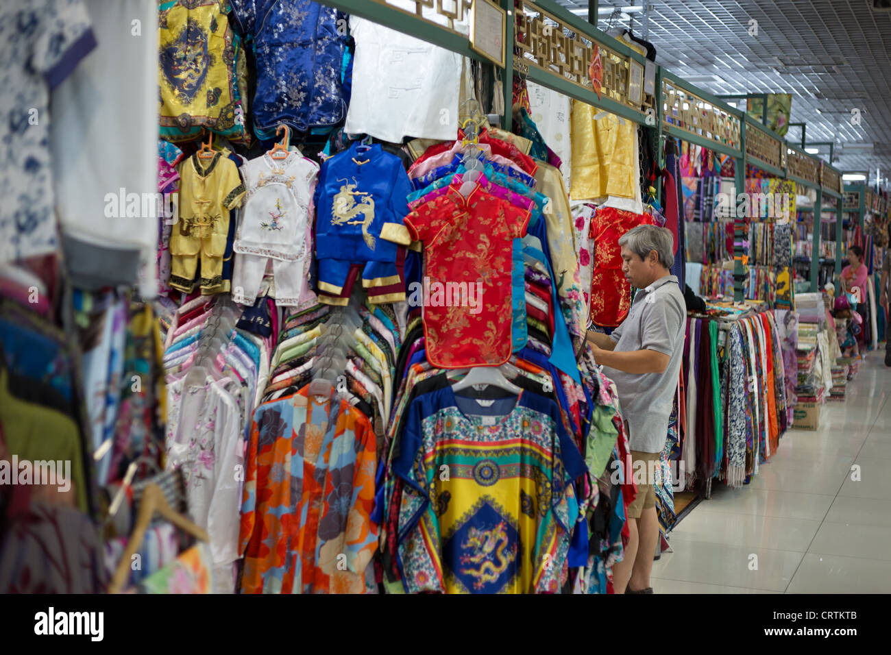 Ropa falsa fotografías e imágenes de alta resolución Alamy