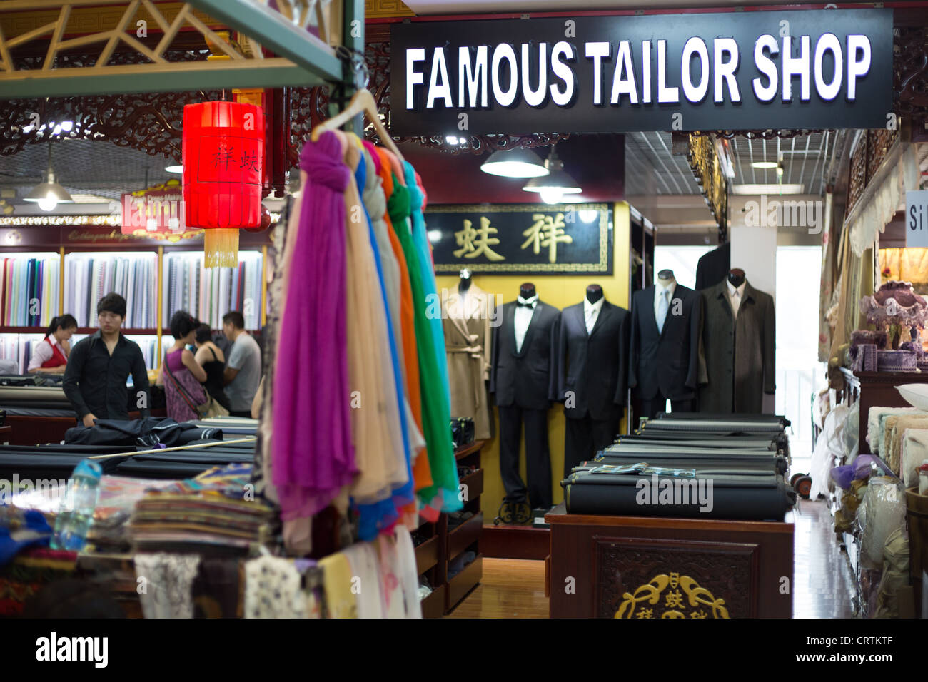 Ropa falsa china fotografías e imágenes de alta resolución - Alamy