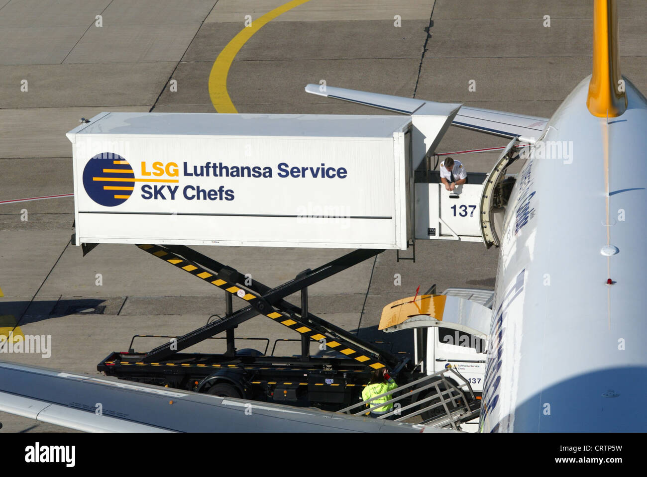 LSG Lufhansa servicio en Duesseldorf Airport Foto de stock