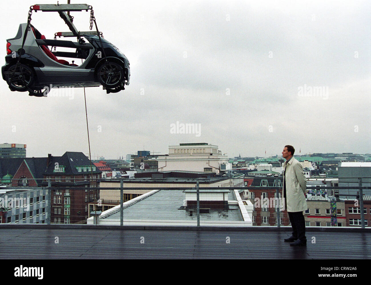 Un smart crossblade se cierne sobre los tejados de Hamburgo Foto de stock