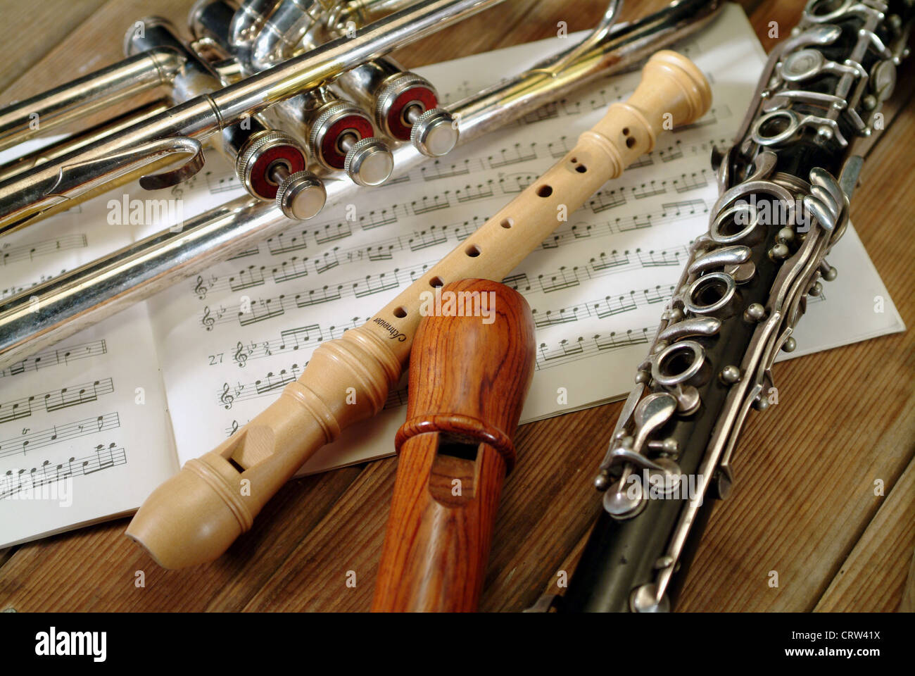 Diversas flautas con trompeta y notas Fotografía de stock