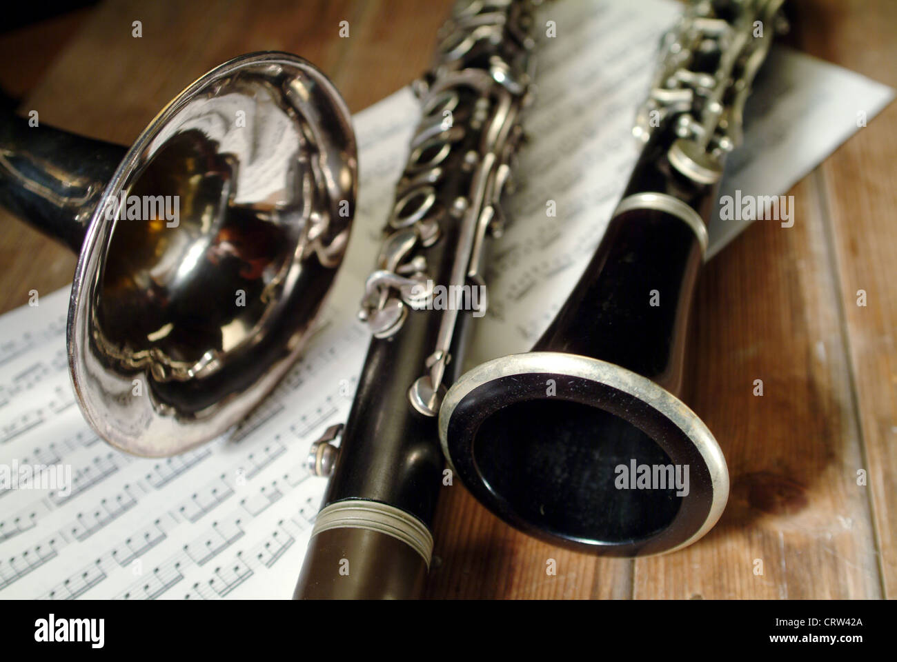 Clarinete, trompeta y notas Fotografía de stock - Alamy