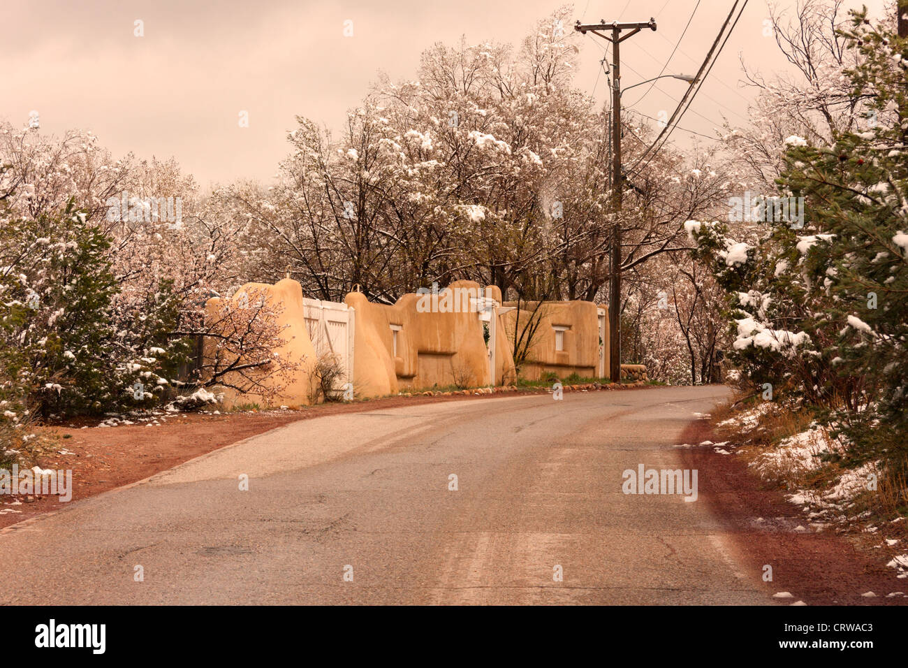 Vintage road y casa en invierno Foto de stock