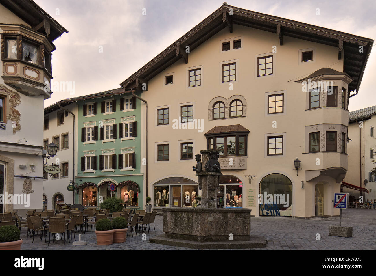 Austria Kitzbuhel una plaza de la ciudad Foto de stock