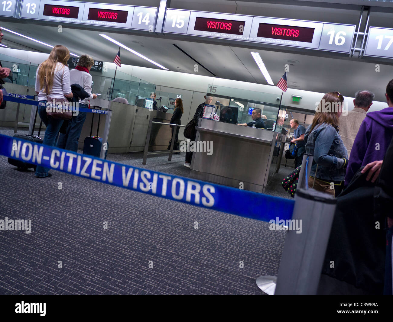 Inmigración EE.UU. control de pasaportes biométricos con controles digitales, punto de entrada cola para no ciudadanos de los EE.UU. en el aeropuerto de San Francisco, California, EE.UU. Foto de stock