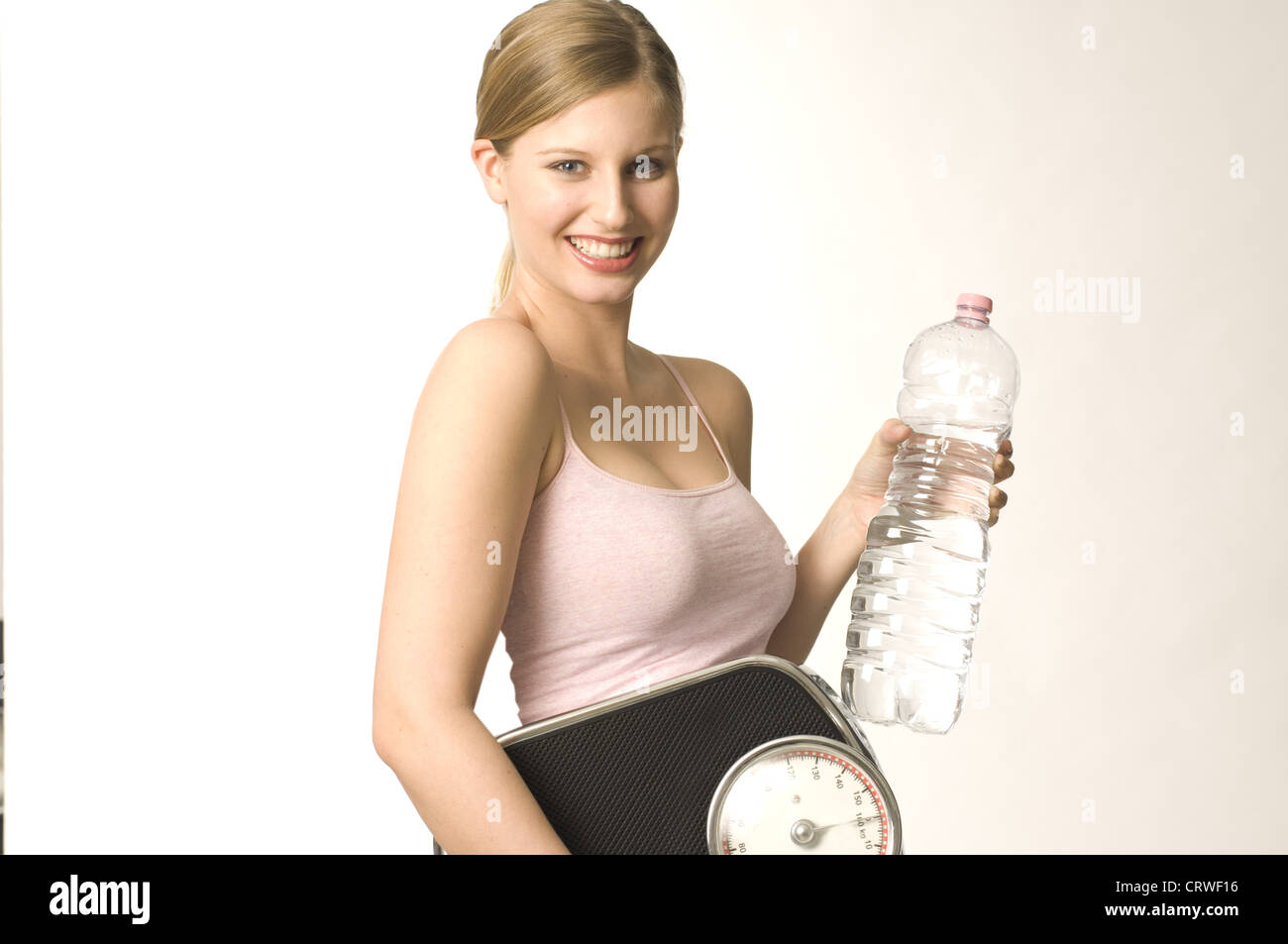 Mujer con escalas y waterbottle Foto de stock