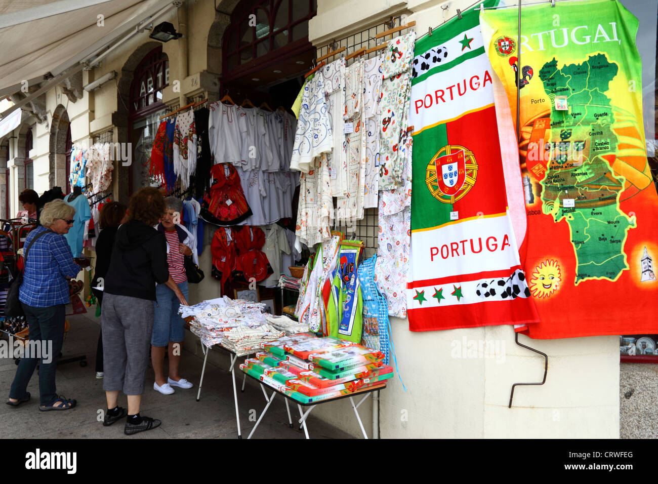 Los turistas de compras, toallas de playa y artesanías colgando fuera de  tienda de souvenirs, Viana do Castelo, Norte de Portugal Fotografía de  stock - Alamy