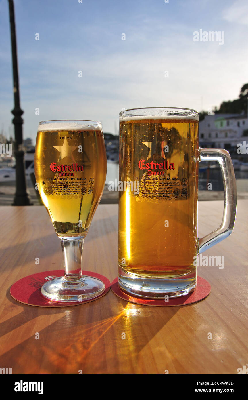 Vasos de cerveza Estrella, Ciutadella de Menorca, Menorca, Islas Baleares,  España Fotografía de stock - Alamy