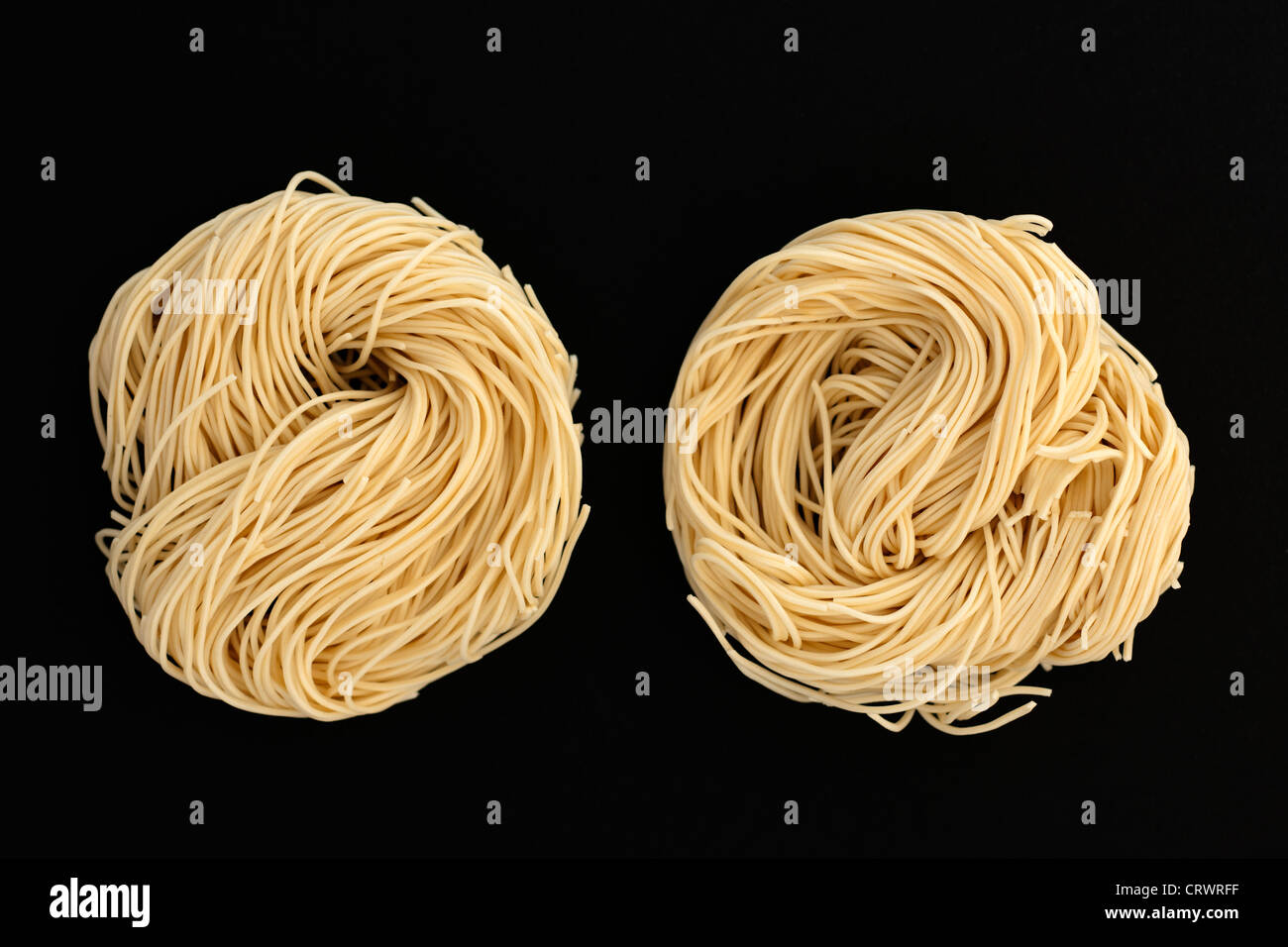 Dos nidos de Fine Egg Noodles Foto de stock