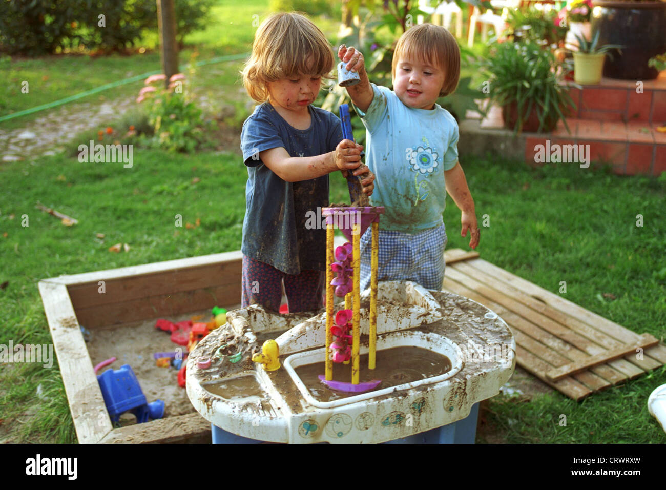 Dos niños jugando en la caja de arena Fotografía de stock - Alamy