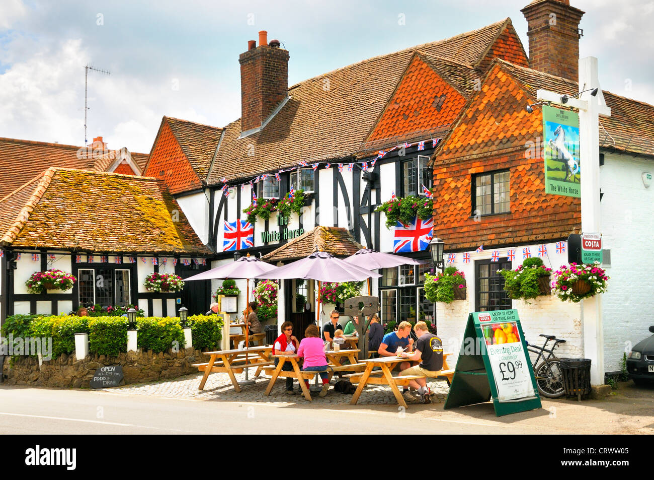 El White Horse Inn, Shere, Surrey, Reino Unido Foto de stock