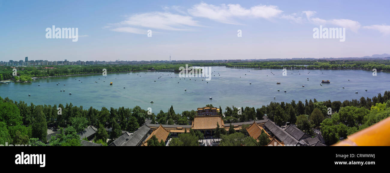 Vista panorámica del Lago Kunming desde la torre de la fragancia de Buda.El Palacio de Verano. Beijing. China. Foto de stock