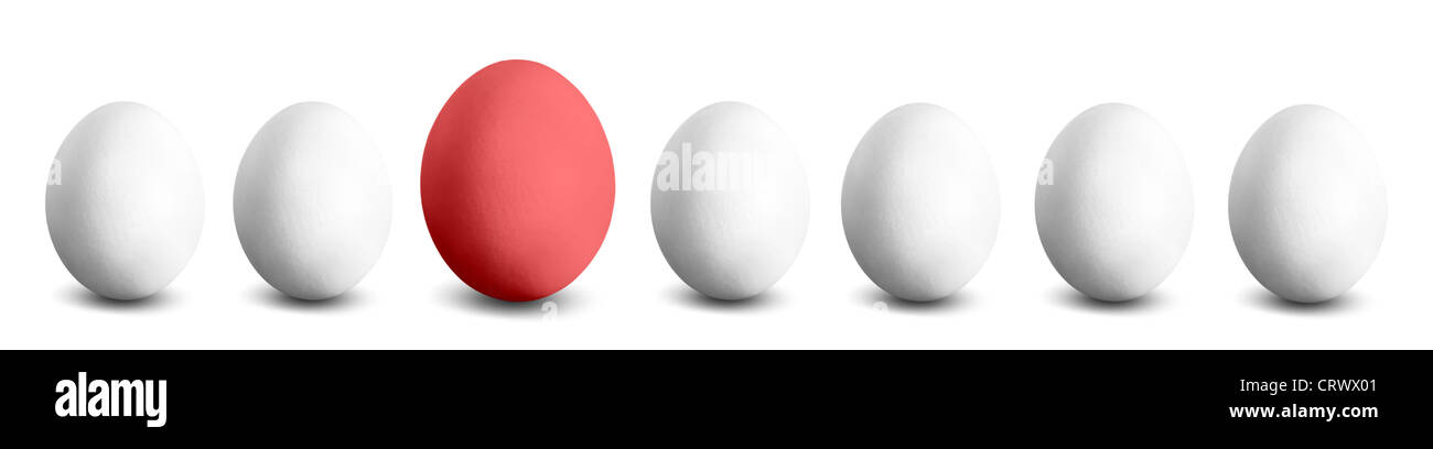 Un huevo grande rojo en una fila de pequeños huevos blancos Foto de stock