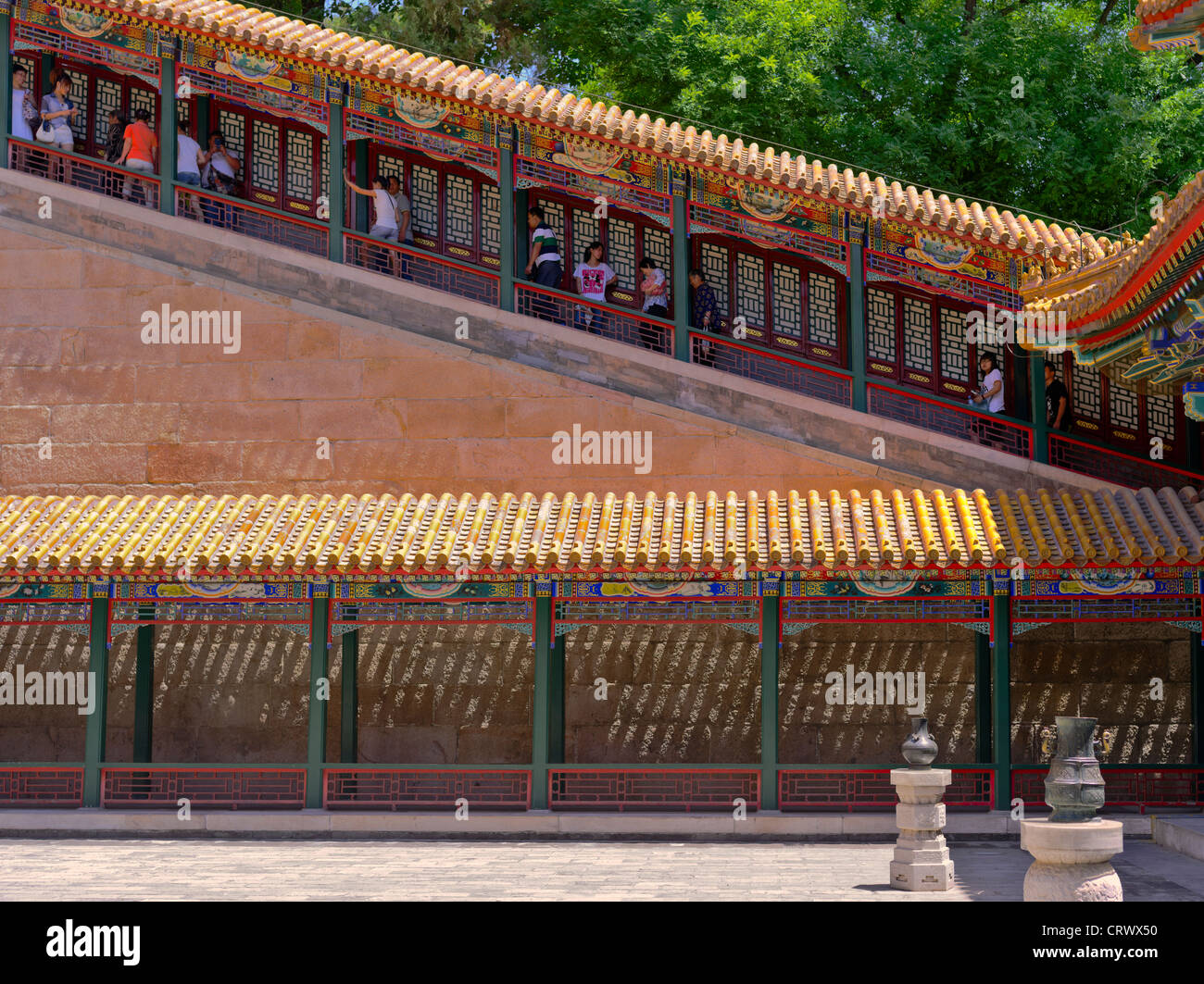 Subir a la Torre del incienso budista por el sideway escaleras. El Palacio de Verano. Beijing. China Foto de stock