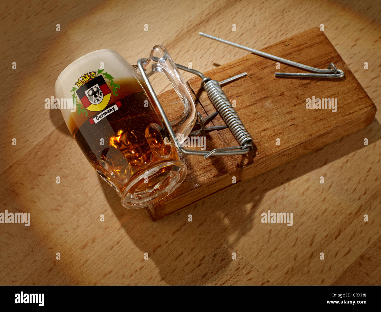 Vaso de cerveza alemana atrapada en una trampa de ratón Fotografía de stock  - Alamy