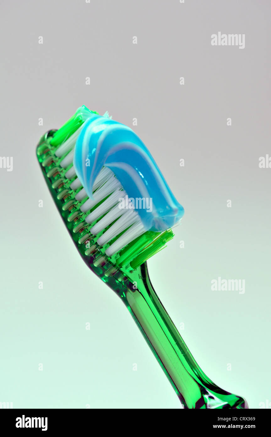 Pasta de cepillo de dientes fotografías e imágenes de alta resolución -  Alamy
