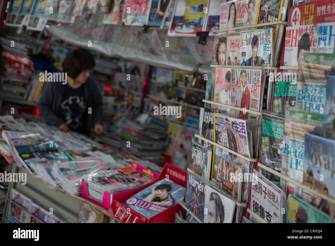Noticias de venta del quiosco de periódicos y revistas, en Shanghai, China Foto de stock
