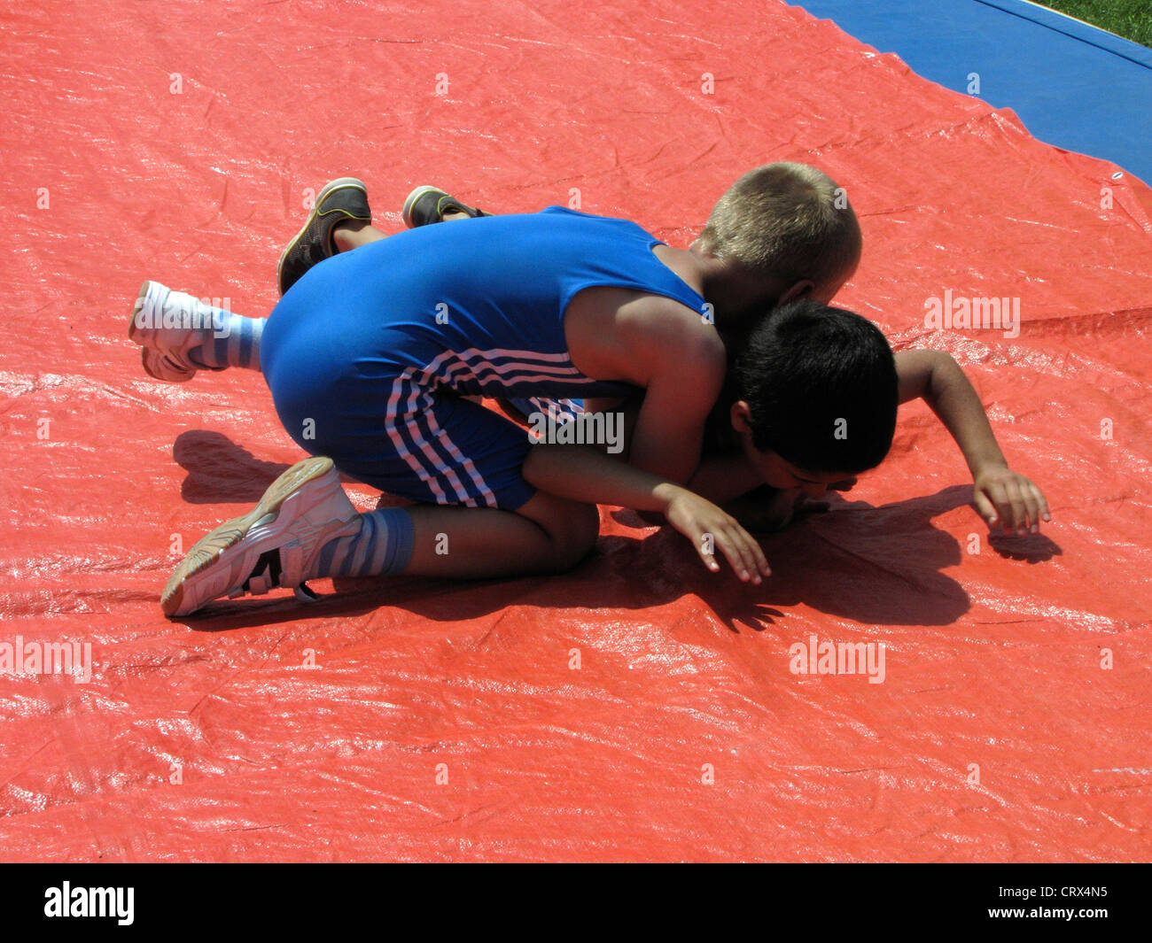 Outdoor Sport Boys wrestling Foto de stock