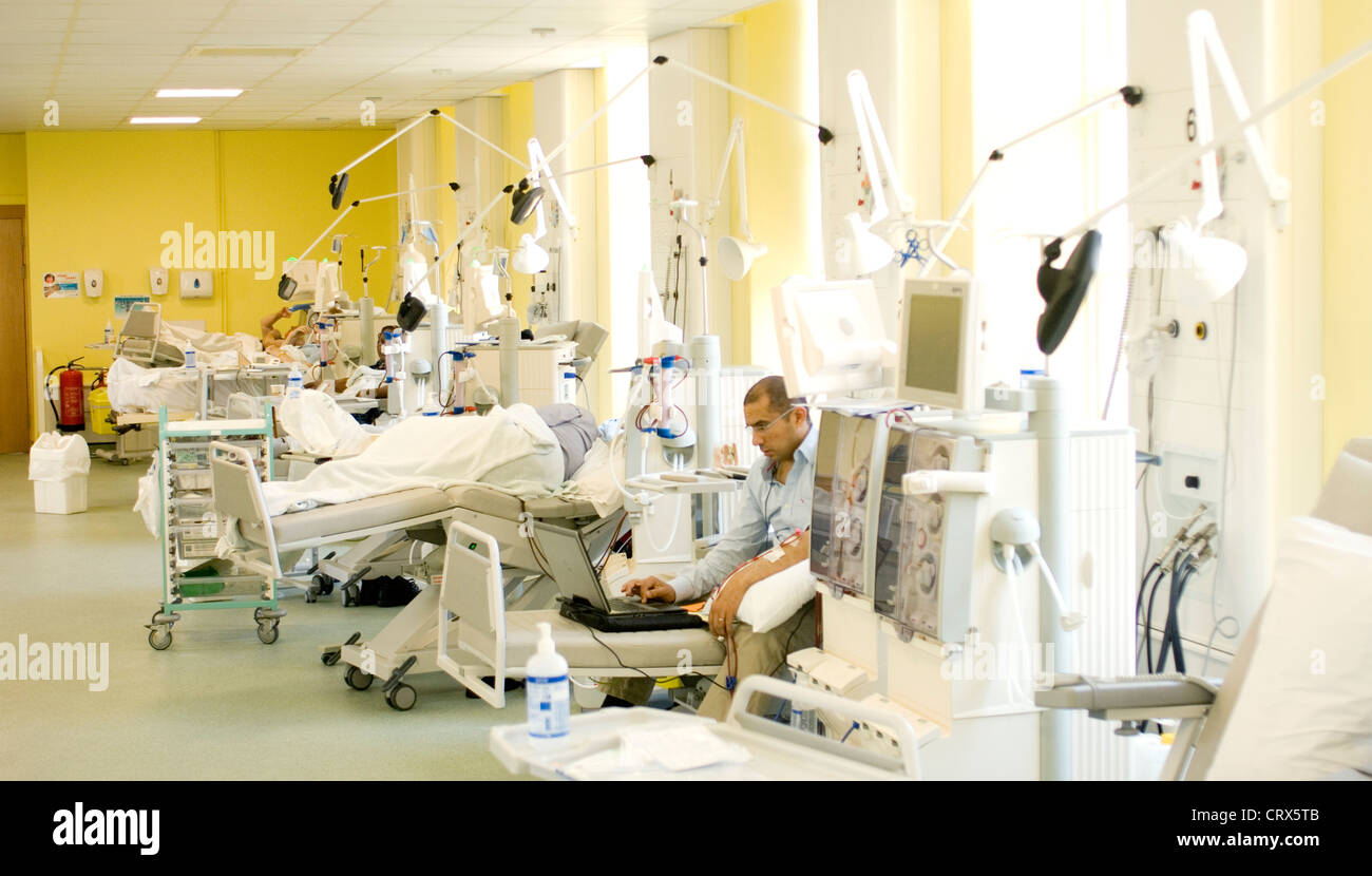 Los pacientes en una sala para diálisis renal. Foto de stock