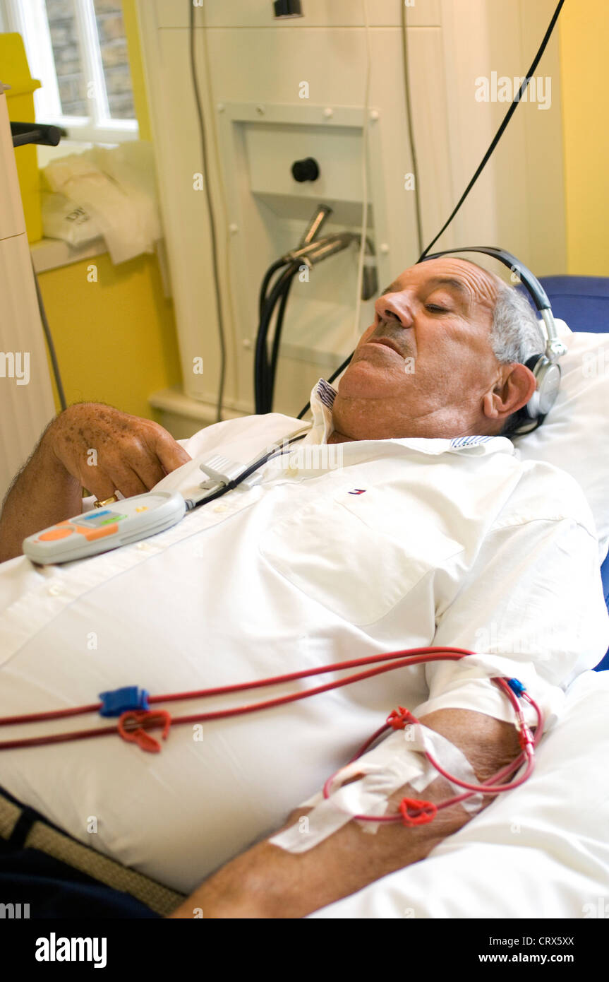 Un paciente con diálisis renal. Foto de stock