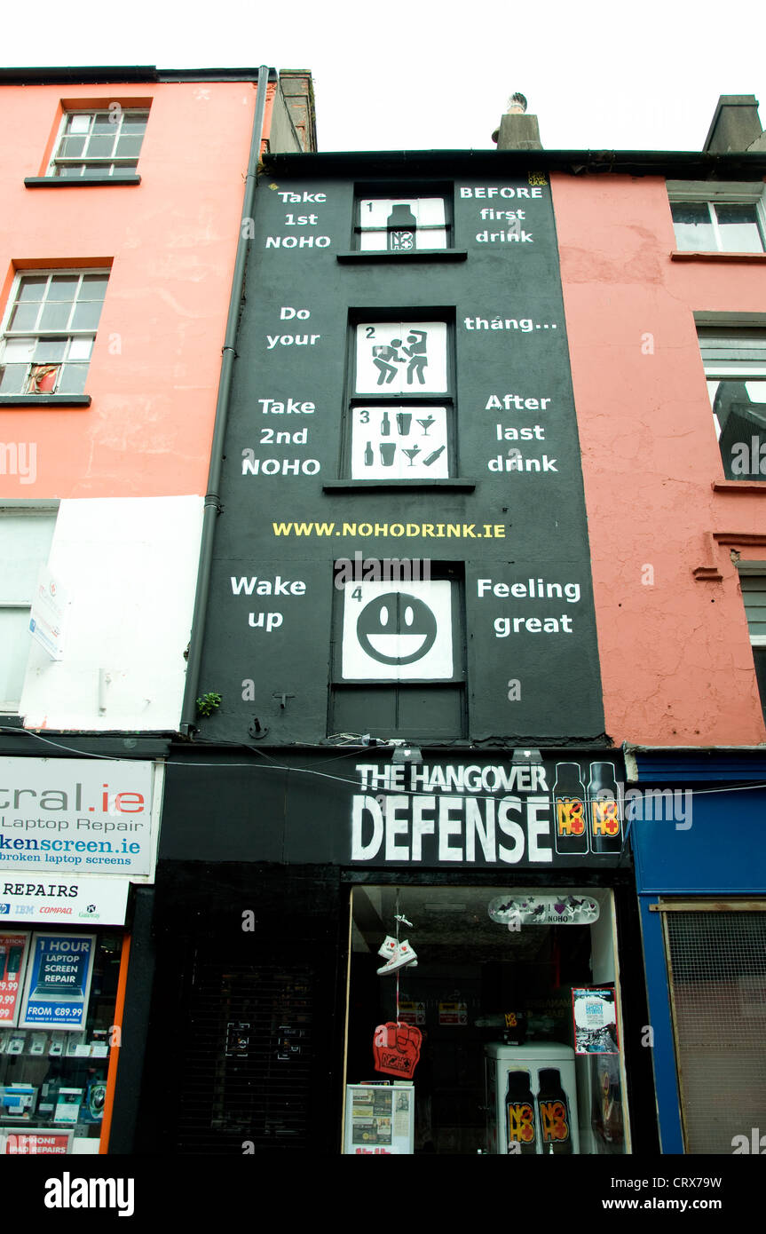 Edificio en la ciudad de Cork, Irlanda, su fachada entera, promoviendo una resaca cura Foto de stock