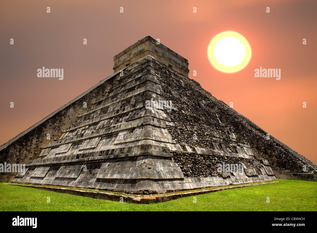 La antigua pirámide maya, el templo de Kukulcan en Chichen Itza, Yucatán, México Foto de stock