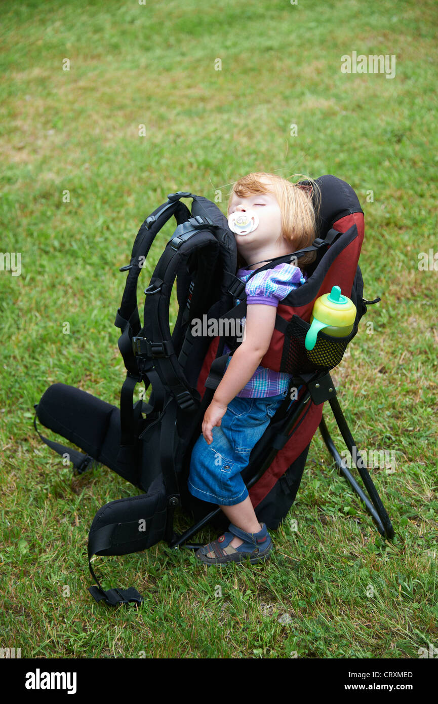 Bebé niña de un año durmiendo en una mochila portabebés solos Fotografía de  stock - Alamy
