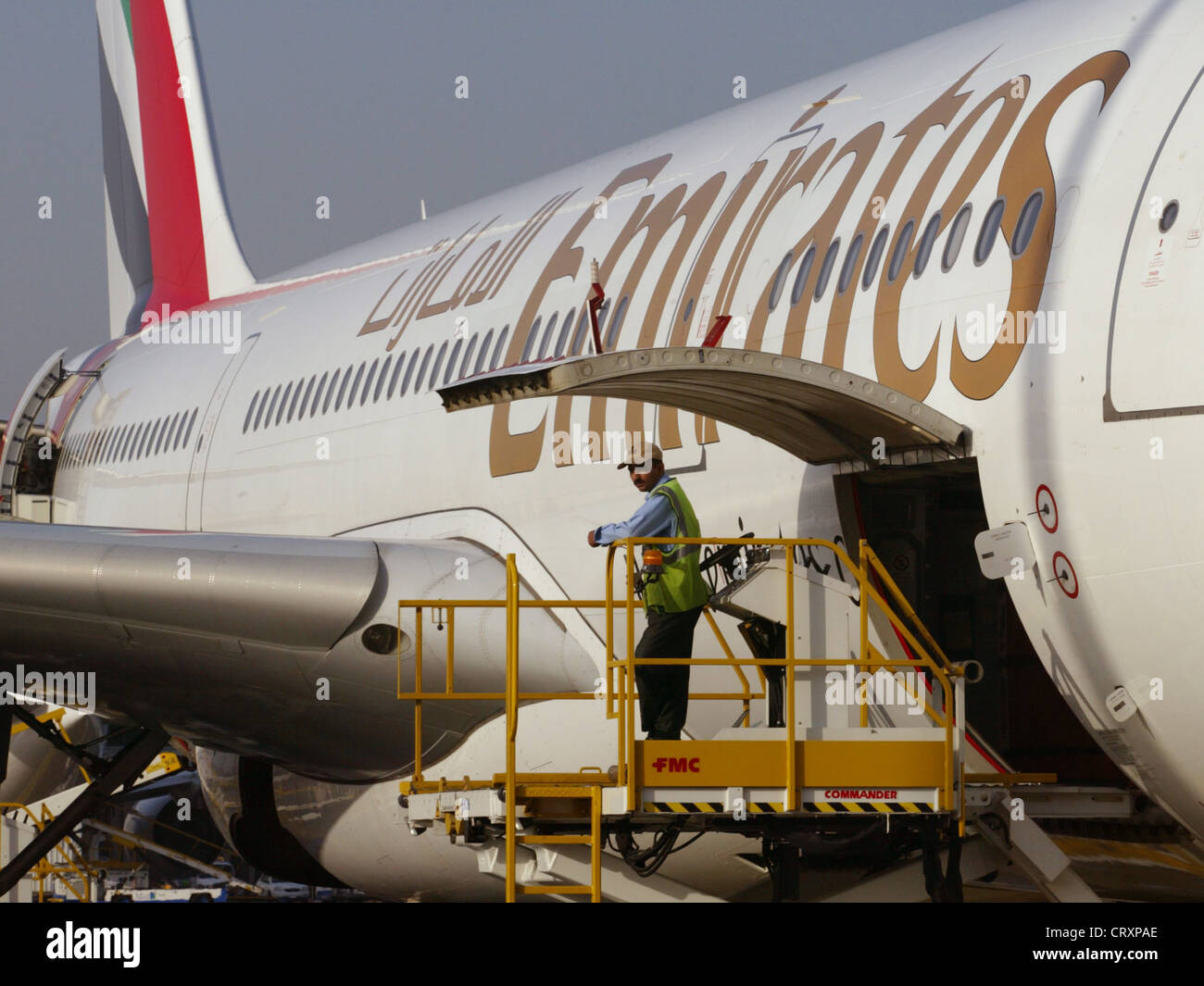Emirates Airlines un avión en el aeropuerto de Dubai. Foto de stock