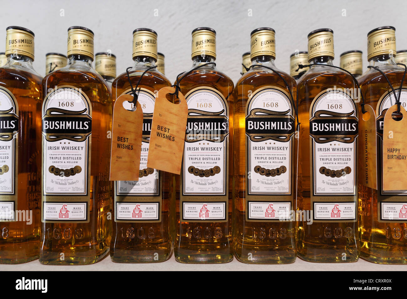 Reino Unido, Irlanda del Norte, en el Condado de Antrim, fila de botellas de whisky Foto de stock
