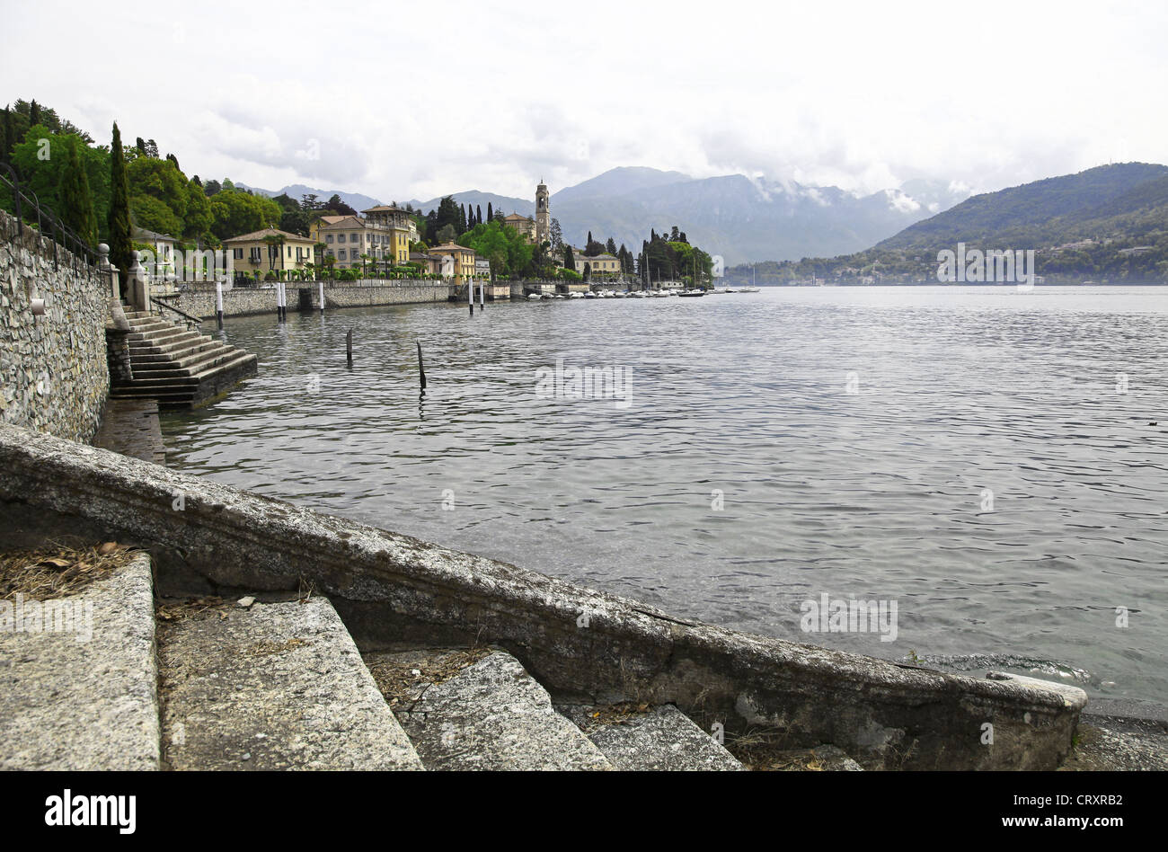 La ciudad italiana de Tremezzo, a orillas del Lago de Como, en Lombardía, Italia Foto de stock