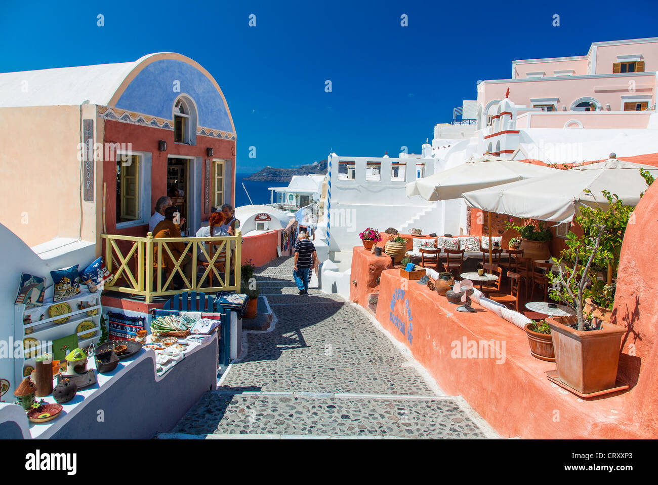 Grecia, Santorini, escena callejera en Oia Foto de stock