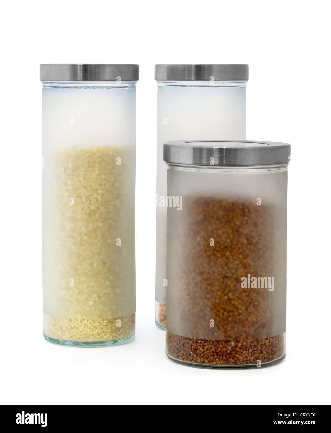 Recipientes de vidrio de alimentos con granos aislado en blanco Foto de stock