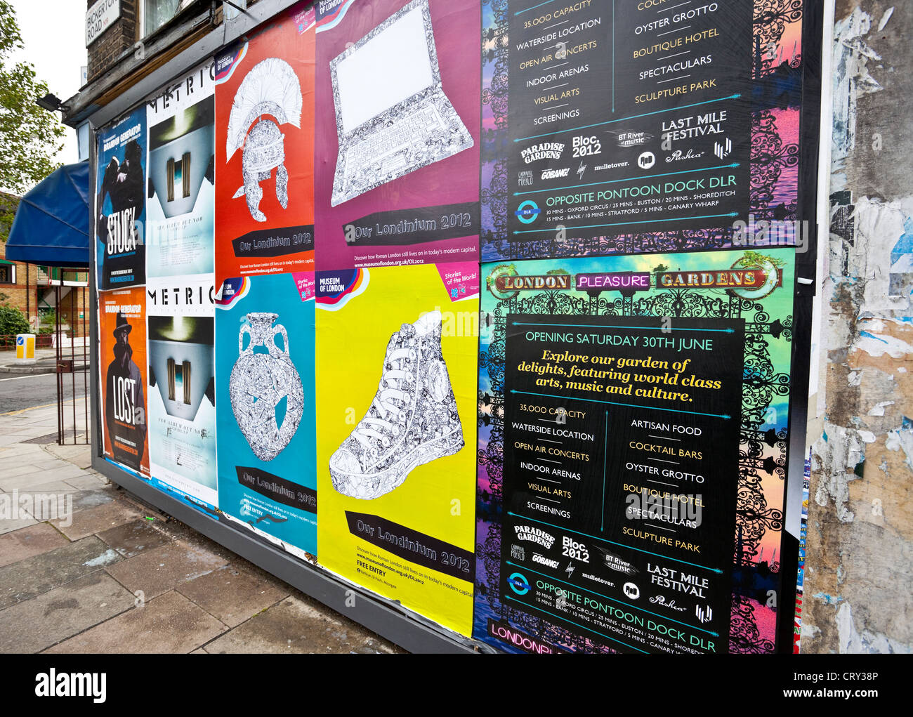 Colorido a la cartelera, Londres, Inglaterra, Reino Unido Fotografía de  stock - Alamy