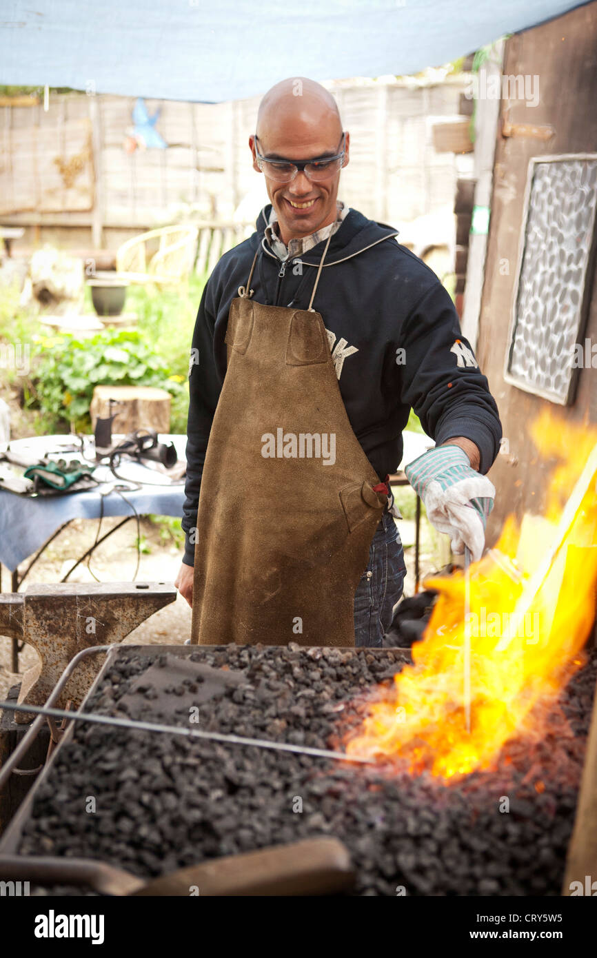 Herrero en forge haciendo orfebrería Foto de stock