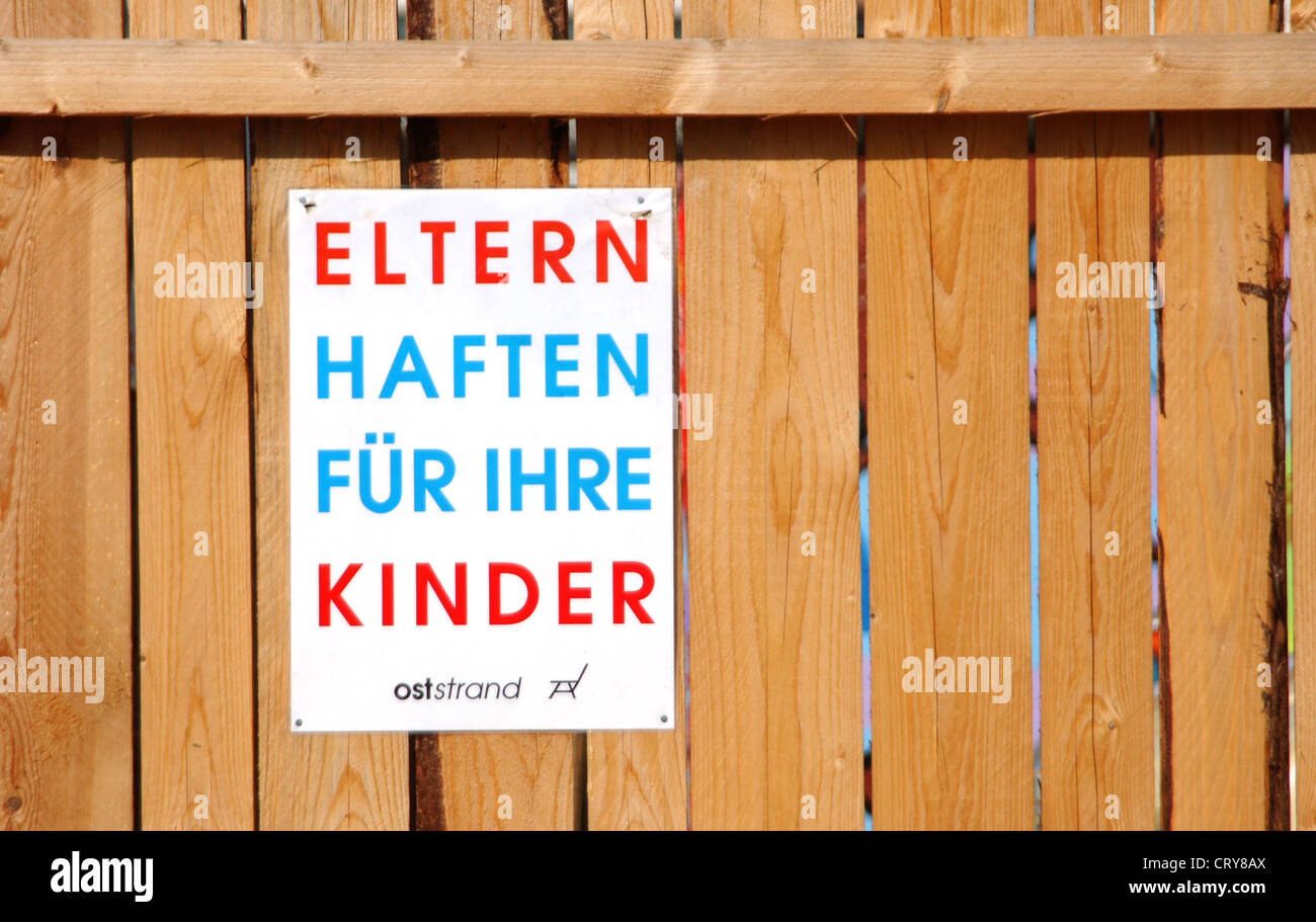 Berlín, signo: Los padres son responsables de sus hijos Foto de stock