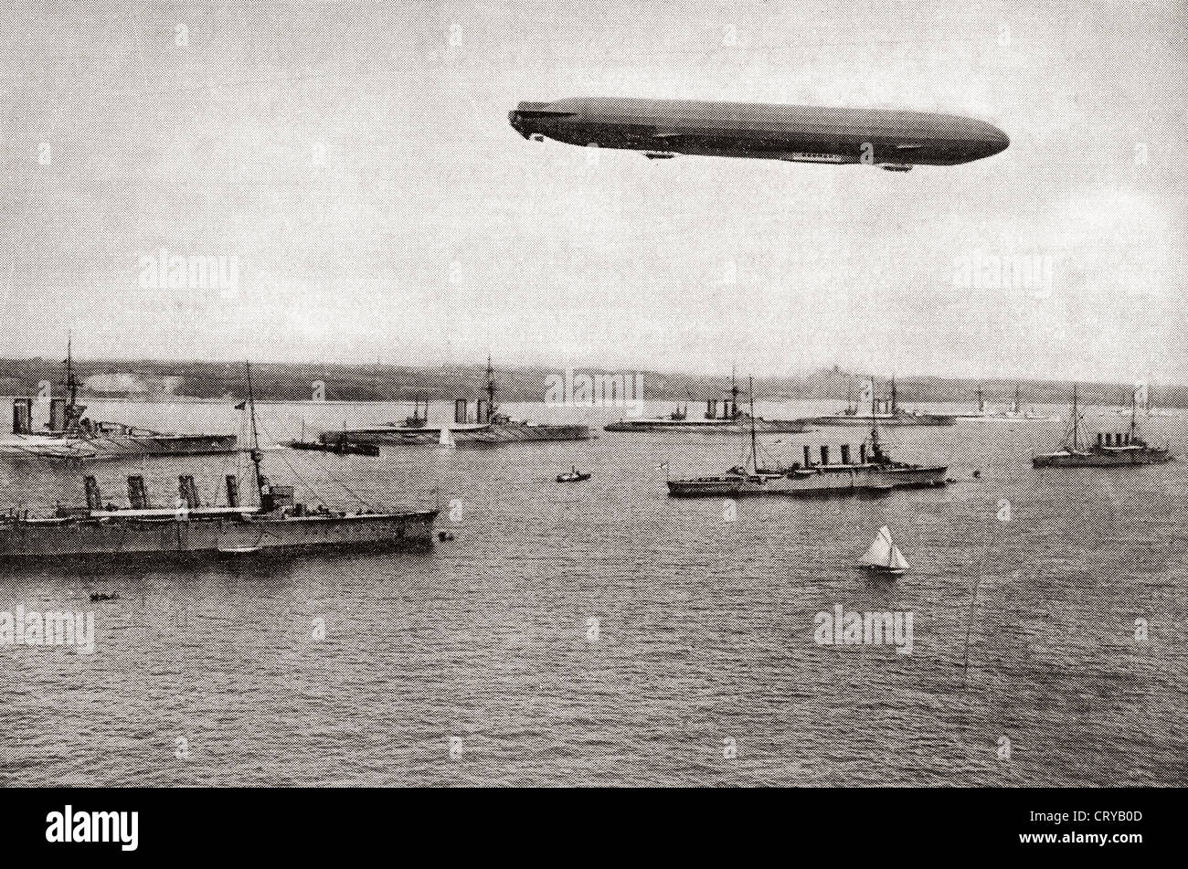 Zeppelin sobre buques de guerra, en el canal de Kiel, Alemania durante la I Guerra Mundial desde el año 1914 ilustra. Foto de stock