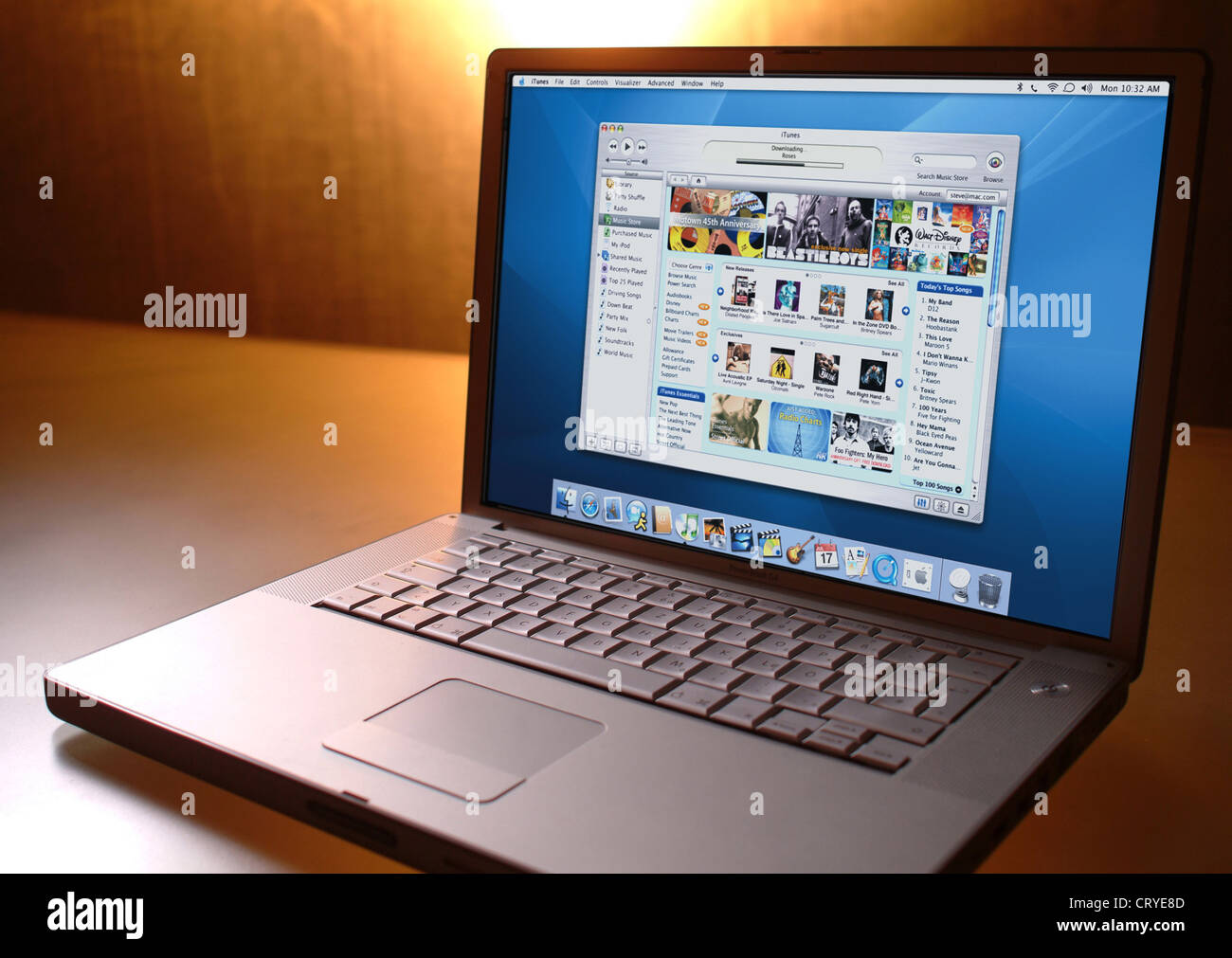 Programa de descarga de música en un PowerBook Foto de stock