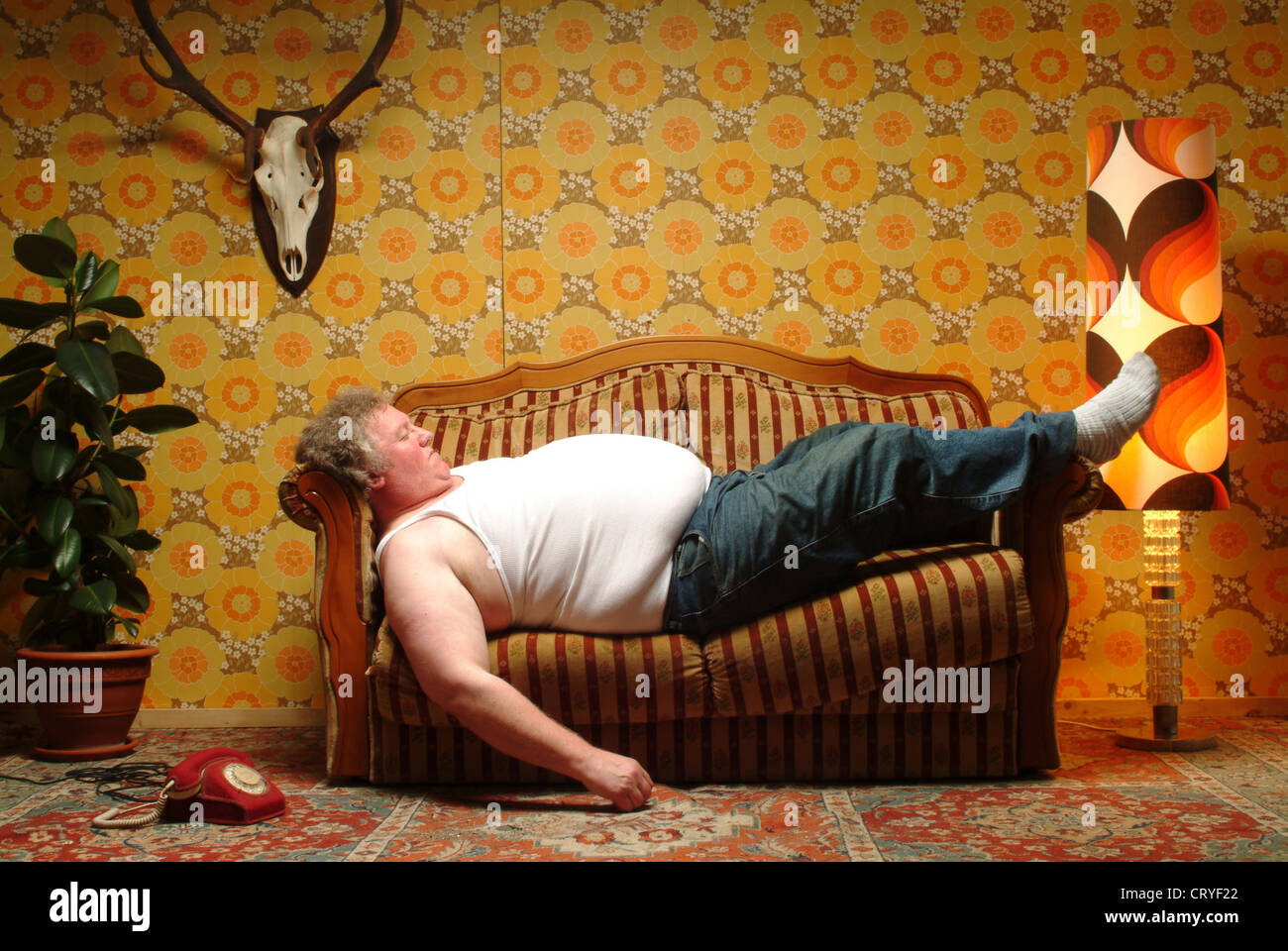 Fat Man en camiseta está durmiendo en el sofá Fotografía de stock - Alamy