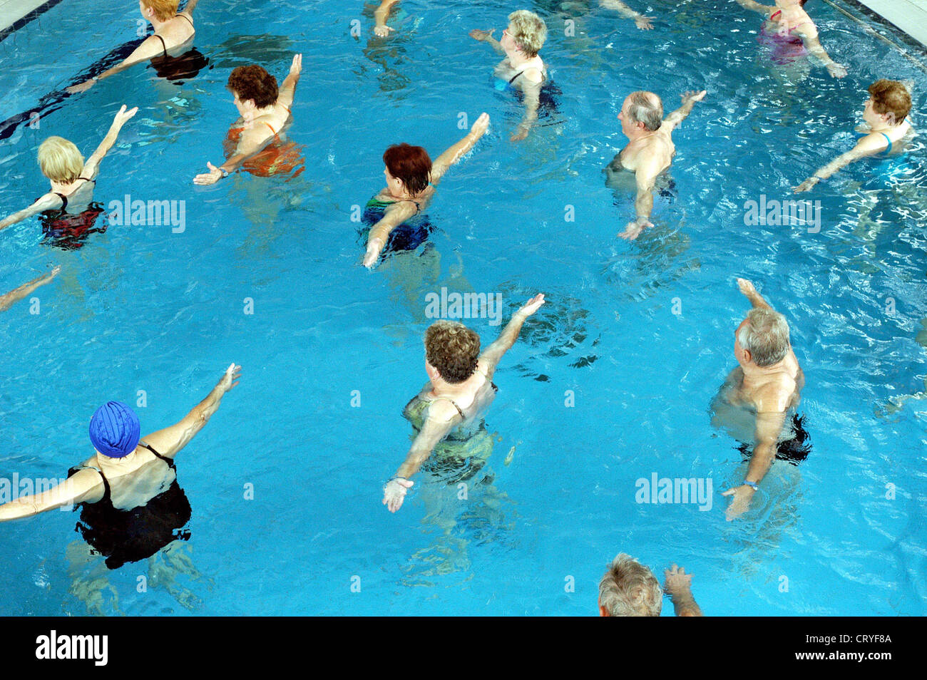 Ejercicios aeróbicos en el agua en una piscina Foto de stock