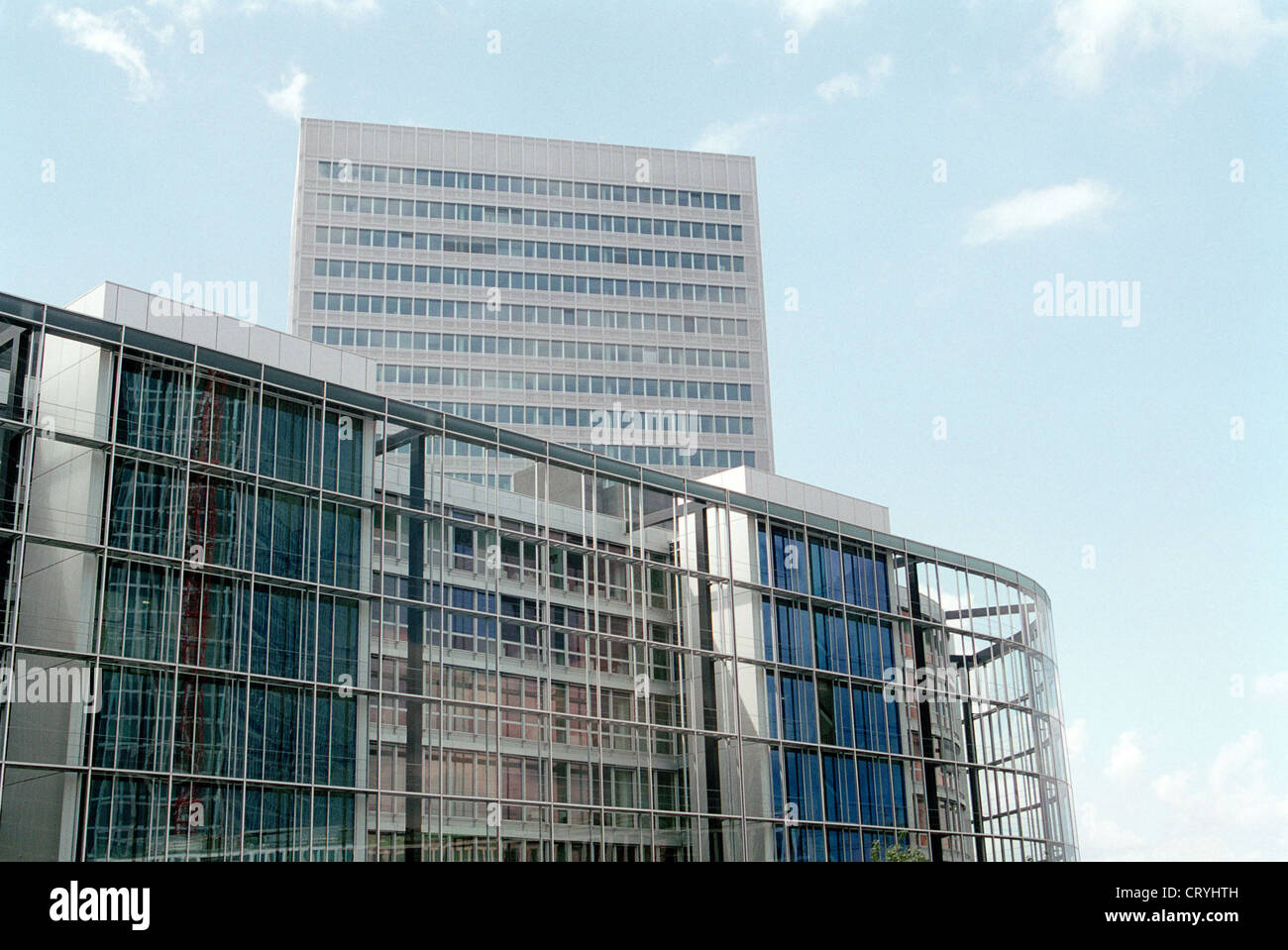 Nuevo edificio de oficinas de Swiss Re en Munich Foto de stock