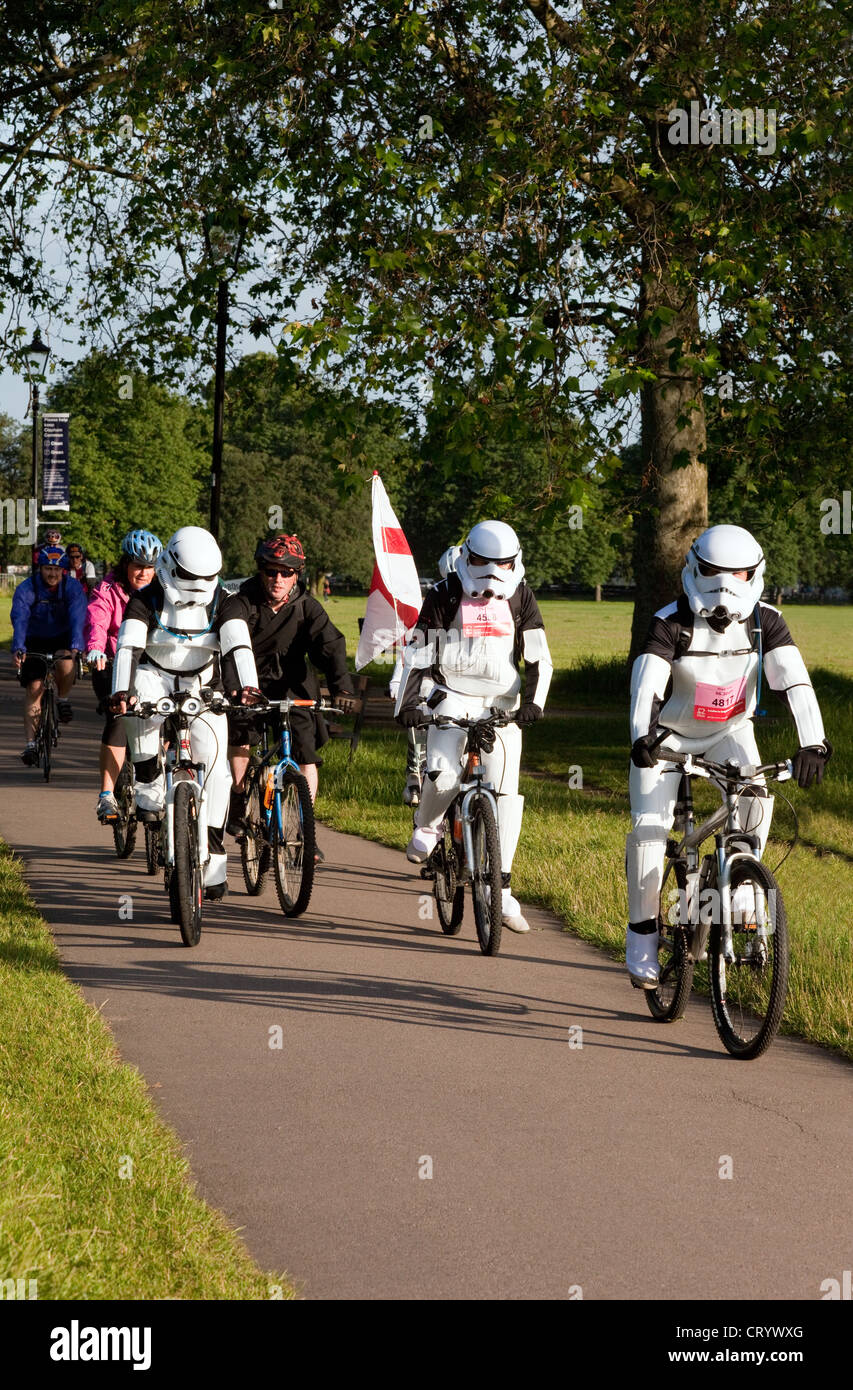 Los jinetes en Star Wars stormtrooper disfraces en el inicio de la London  to Brighton caridad paseo en bicicleta, Clapham Common UK Fotografía de  stock - Alamy