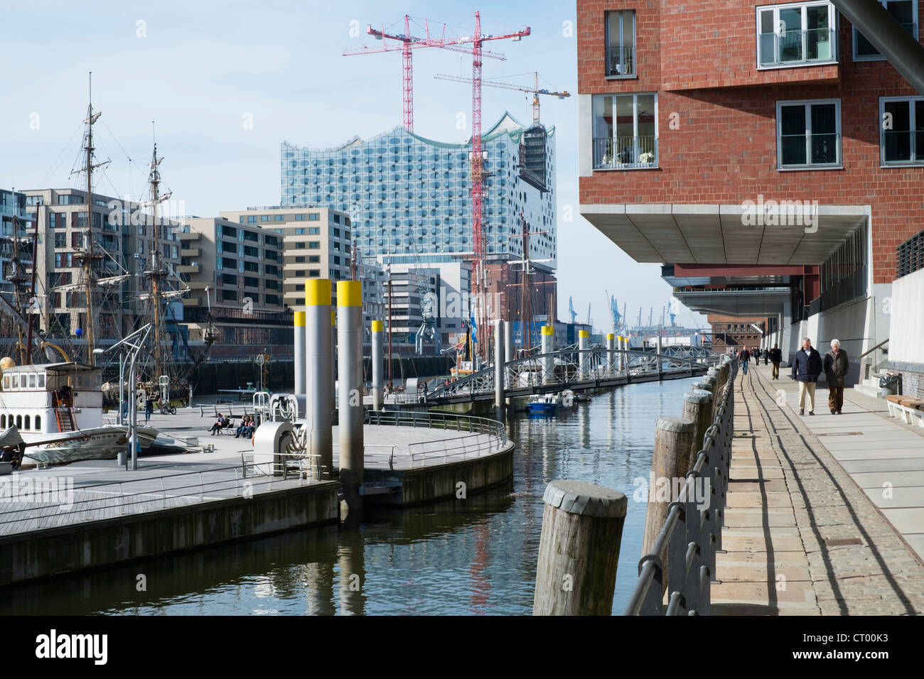 La vista de los modernos edificios de oficinas y la nueva ópera en Hafen City propiedad comercial desarrollo en Hamburgo, Alemania Foto de stock