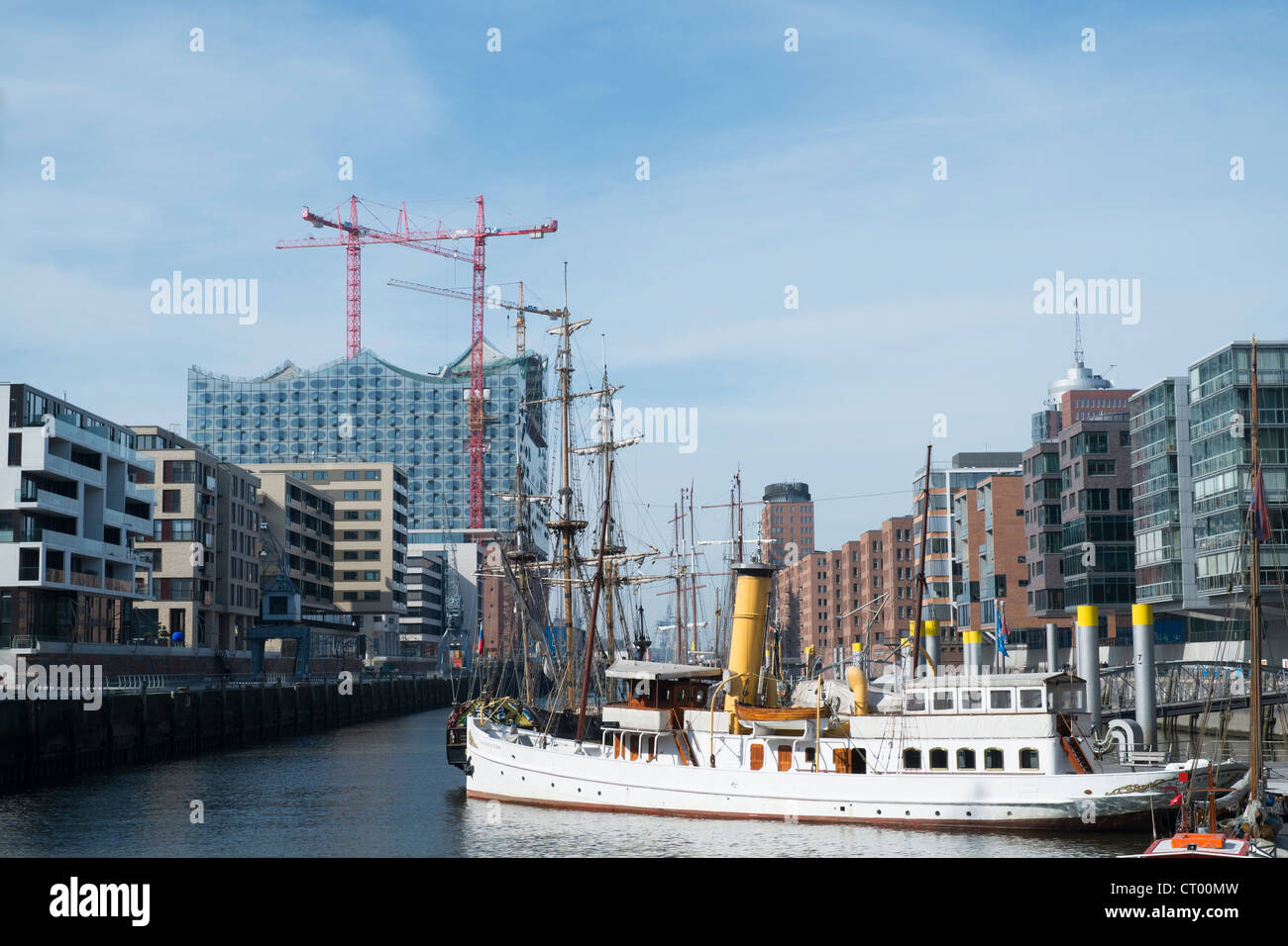 La vista de los modernos edificios de oficinas en Hafen City para el desarrollo de la propiedad residencial y comercial en Hamburgo, Alemania Foto de stock
