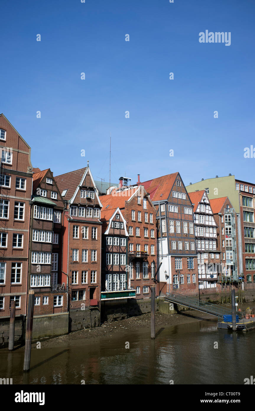 Casas de entramado histórico en Nikolaifleet en Hamburgo Alemania Foto de stock