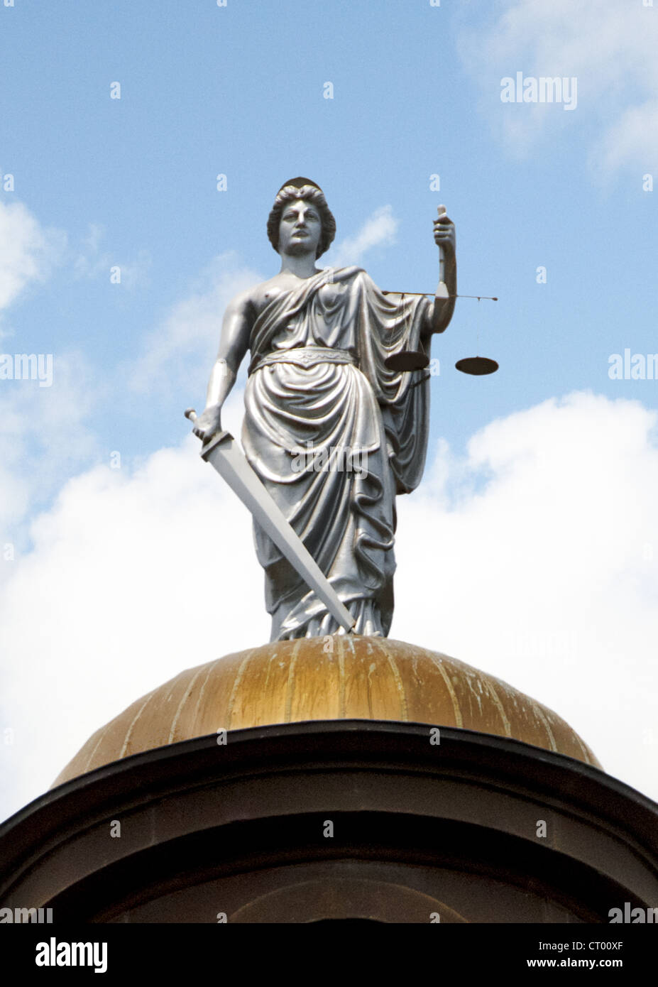 Estatua de la justicia sobre la parte superior de la cúpula de cobre de 1908 Hays County Courthouse en San Marcos, Texas, EE.UU. Foto de stock