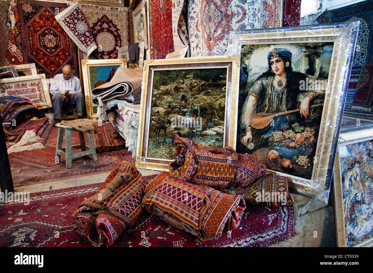 Bazar de alfombras en Shiraz , Fars, IRÁN Foto de stock