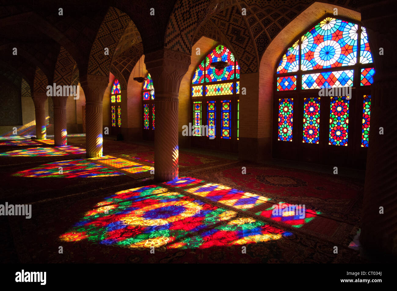 Interior de la sala de oración de invierno , Nazir ul Mulk Mezquita, Shiraz, Irán Foto de stock