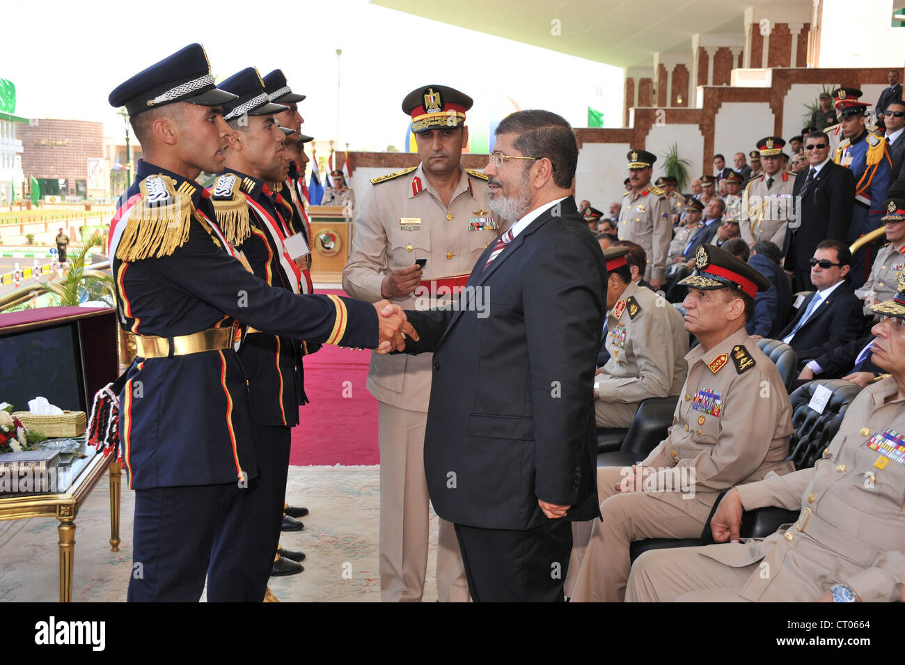 El Presidente egipcio Morsi asiste a la graduación de Aviación Civil cermonies con jefe militar Hussein Tantawi y otras personalidades. Foto de stock