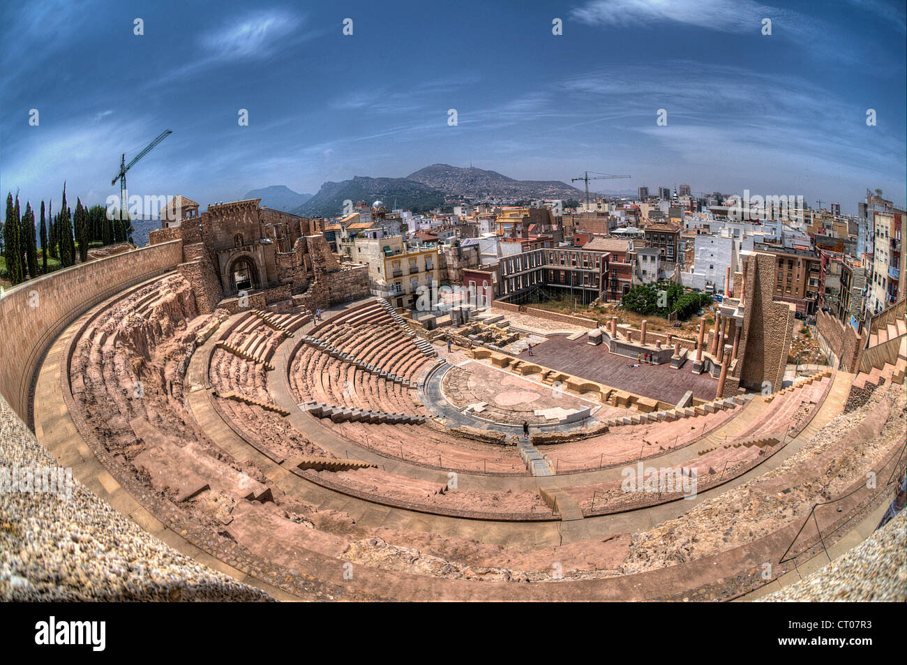 HDR, Ojo de pez del Teatro Romano de Carthago Nova y ruinas de la Catedral de Cartagena, en la región de Murcia, España Foto de stock