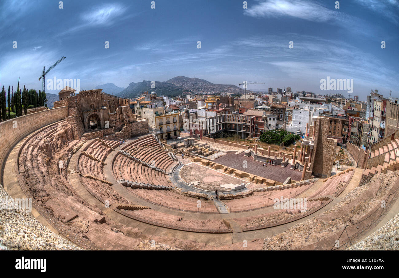 HDR, Ojo de pez del Teatro Romano de Carthago Nova y ruinas de la Catedral de Cartagena, en la región de Murcia, España Foto de stock